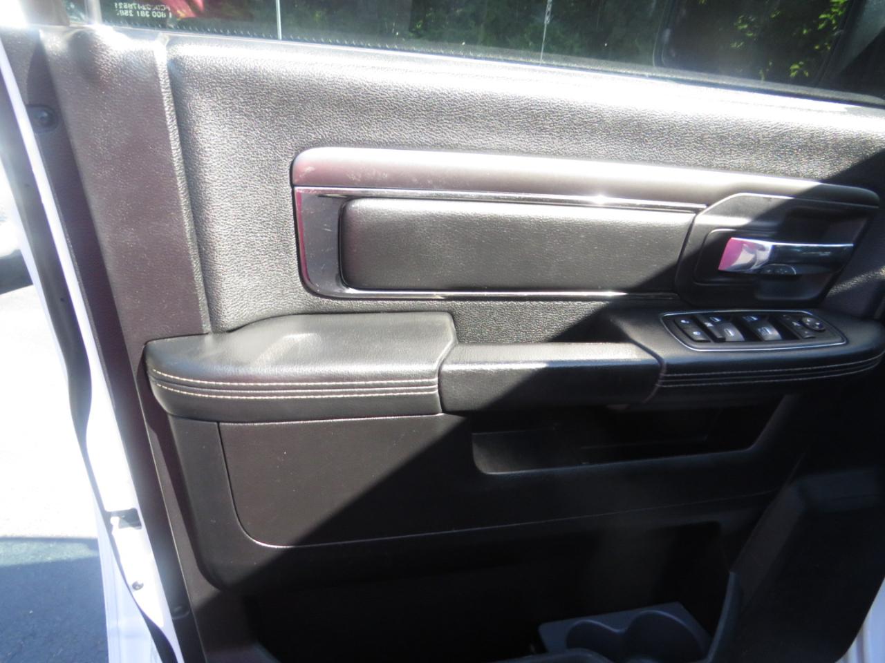 RAM 1500 4WD Crew Cab 140.5" Sport 2014