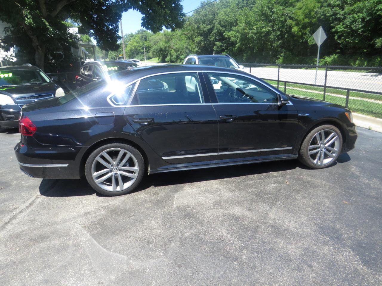 Volkswagen Passat R-Line w/Comfort Pkg Auto 2017