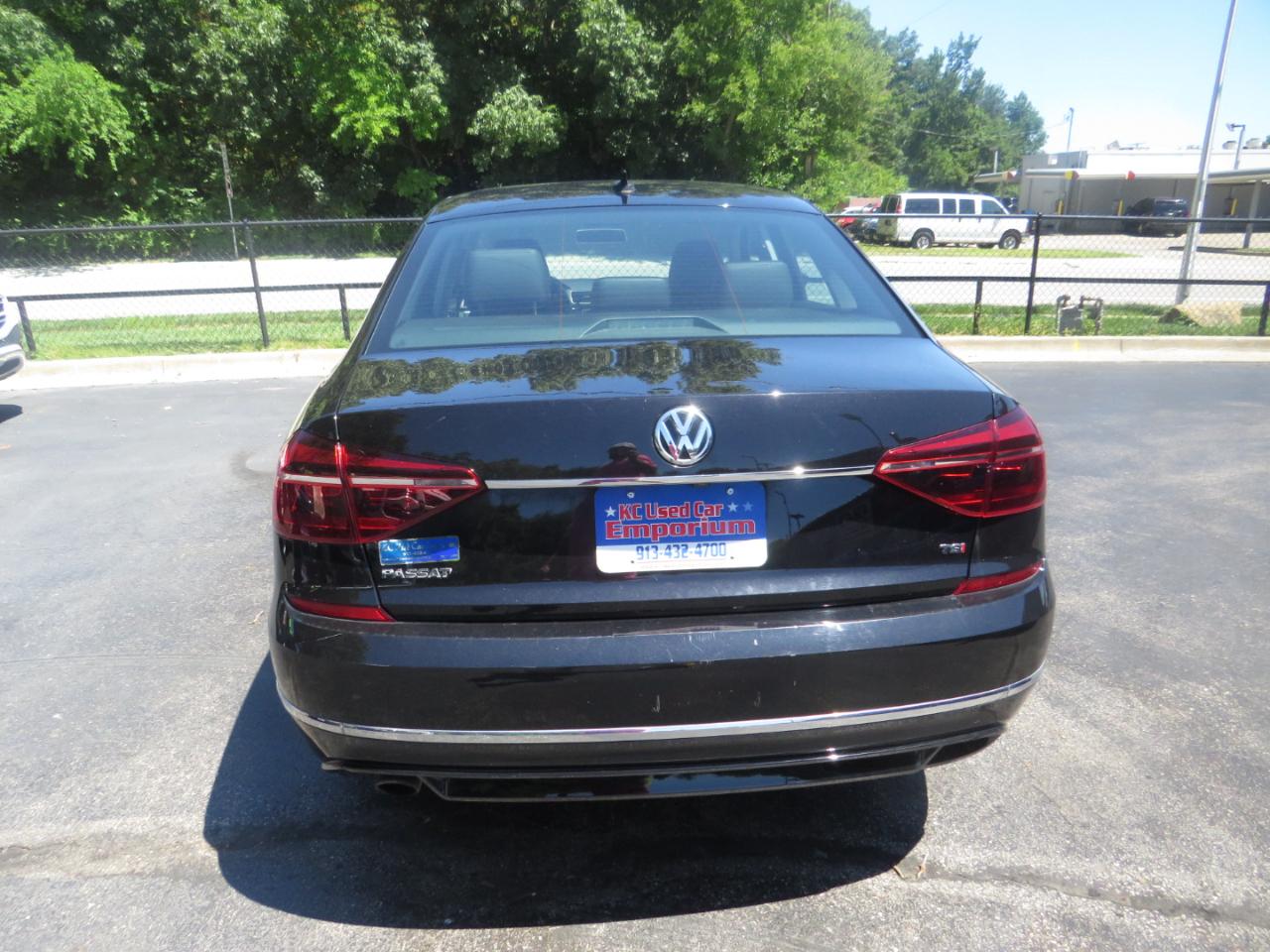Volkswagen Passat R-Line w/Comfort Pkg Auto 2017