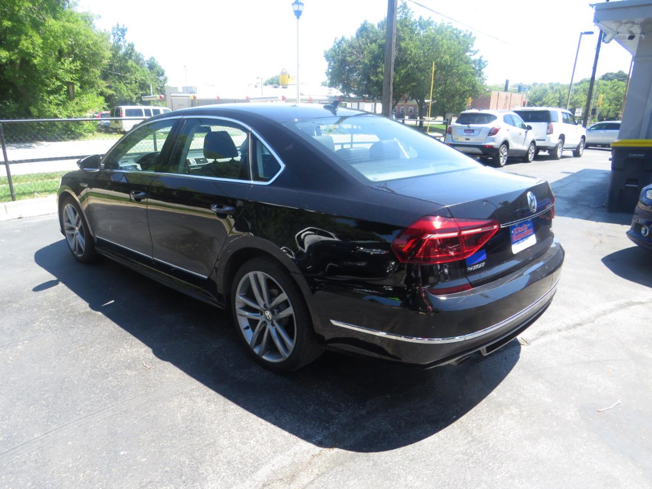 Volkswagen Passat R-Line w/Comfort Pkg Auto 2017