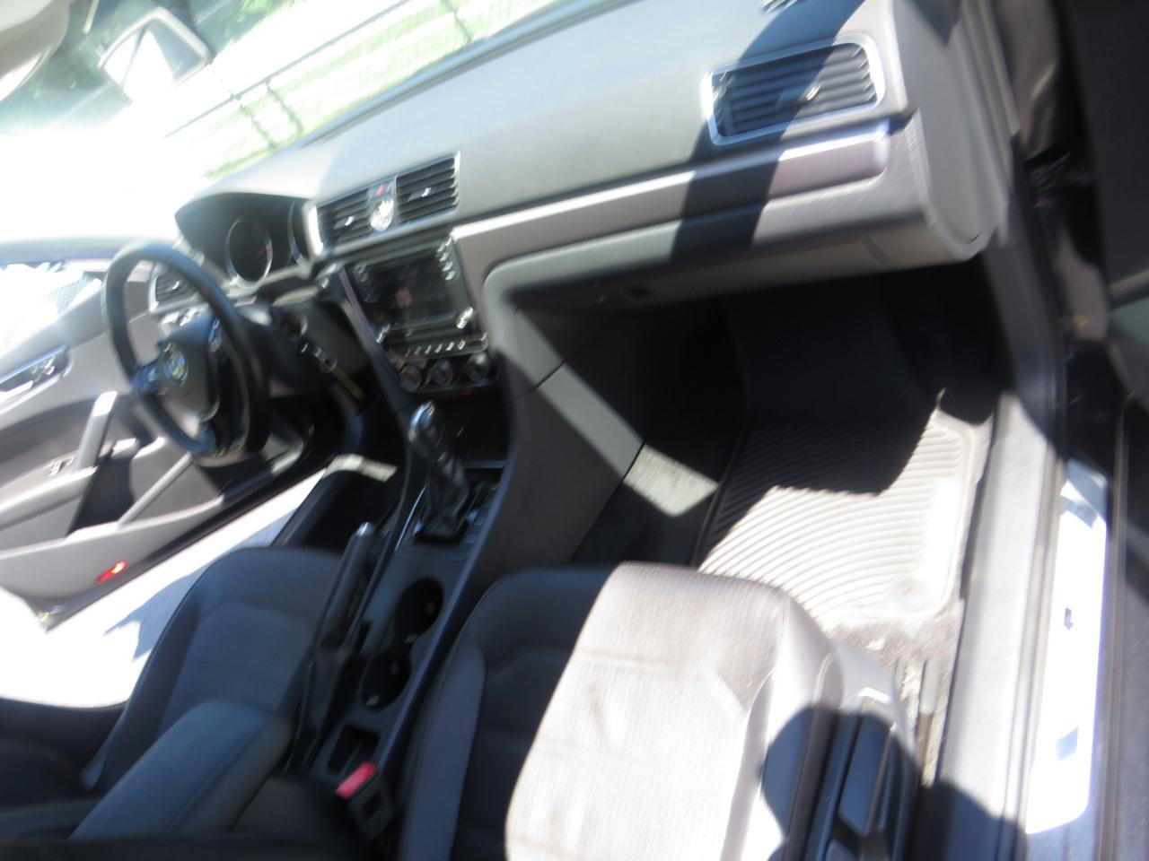 Volkswagen Passat R-Line w/Comfort Pkg Auto 2017