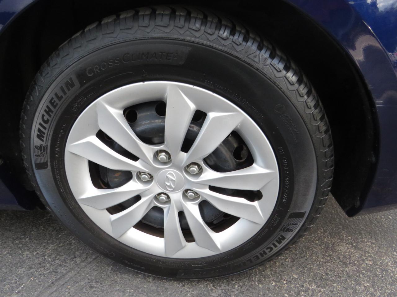 Hyundai Sonata 4dr Sdn 2.4L Auto GLS 2012