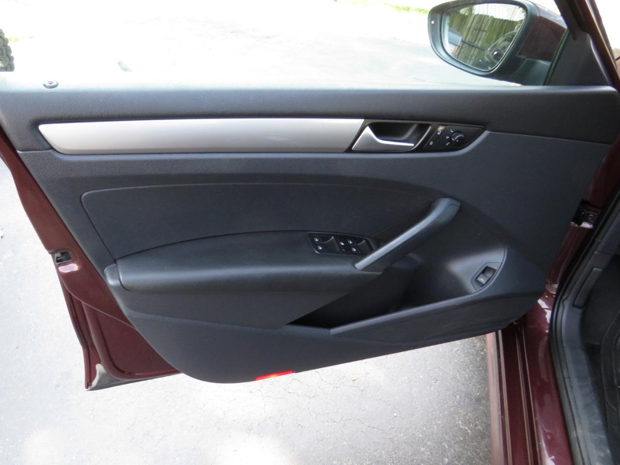 Volkswagen Passat 4dr Sdn 2.5L Auto S PZEV 2012