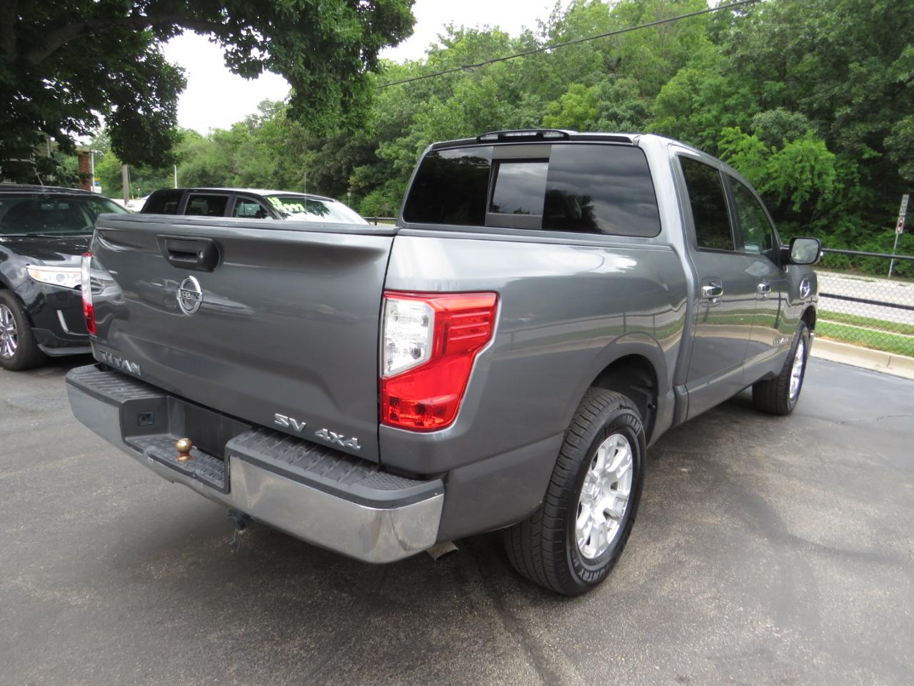 Nissan Titan 4x4 Crew Cab SV 2017