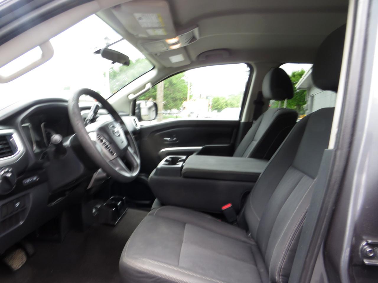Nissan Titan 4x4 Crew Cab SV 2017