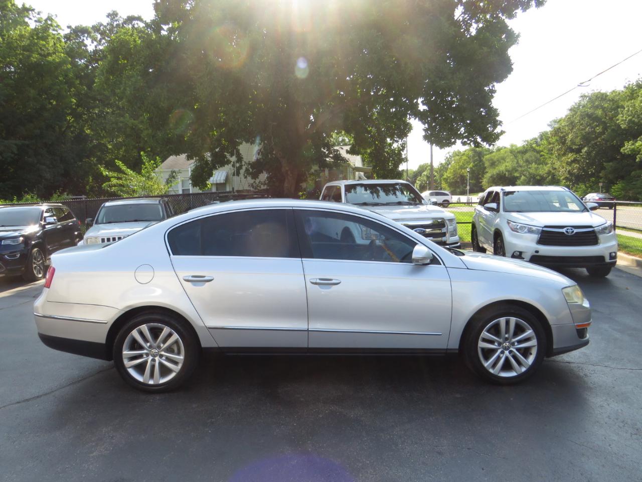 Volkswagen Passat Sedan 4dr Auto Komfort FWD 2009