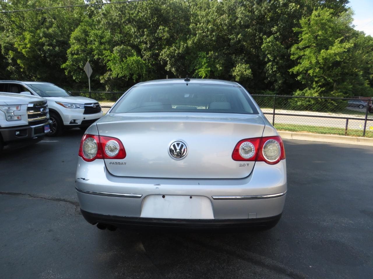Volkswagen Passat Sedan 4dr Auto Komfort FWD 2009