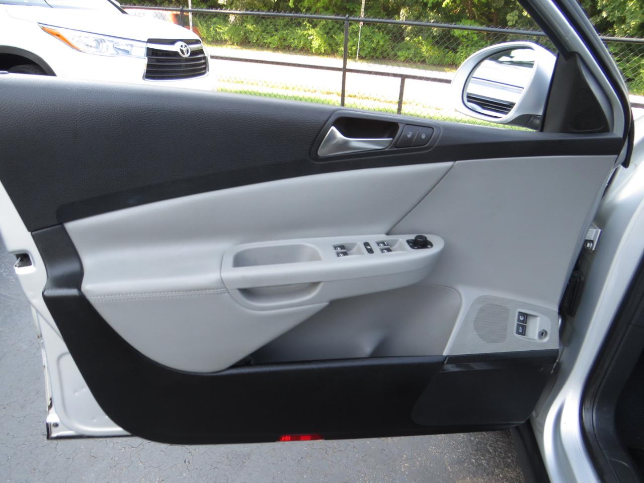 Volkswagen Passat Sedan 4dr Auto Komfort FWD 2009