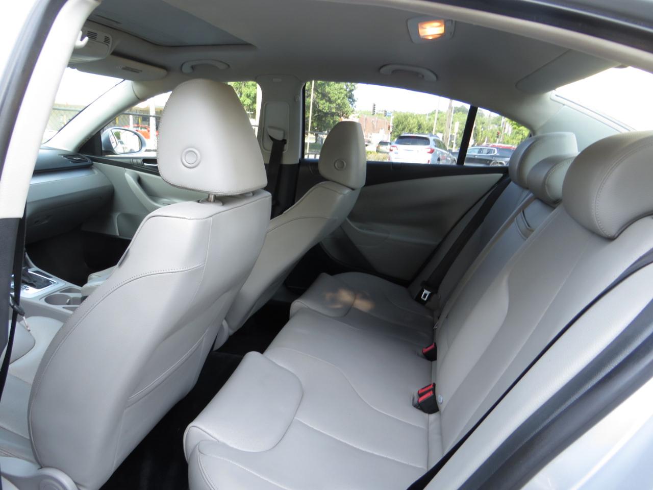 Volkswagen Passat Sedan 4dr Auto Komfort FWD 2009