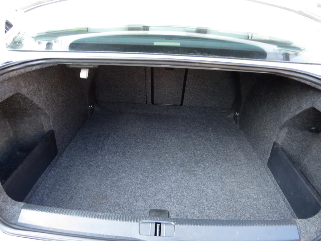 Volkswagen Passat Sedan 4dr Auto Komfort FWD 2009