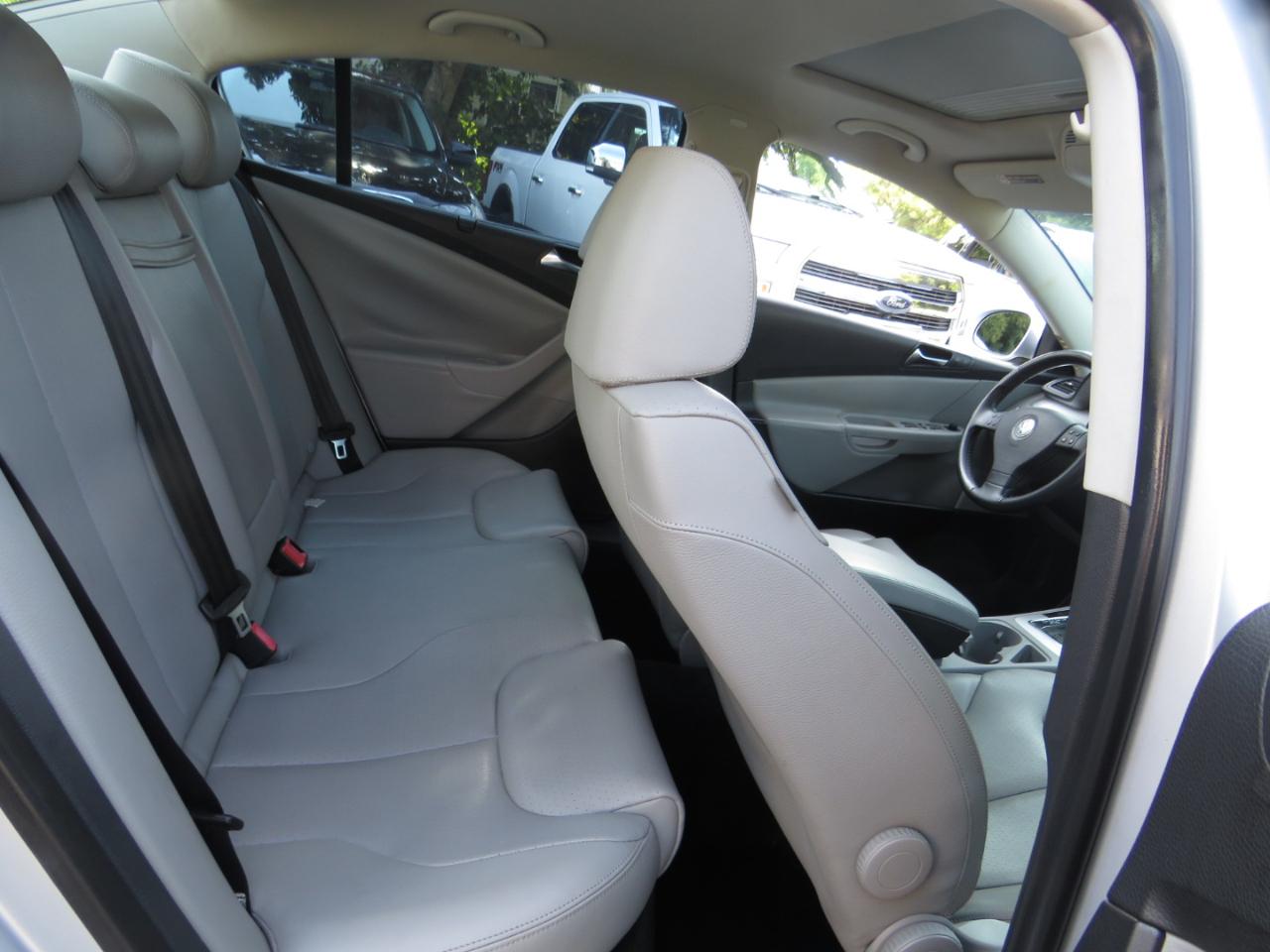 Volkswagen Passat Sedan 4dr Auto Komfort FWD 2009