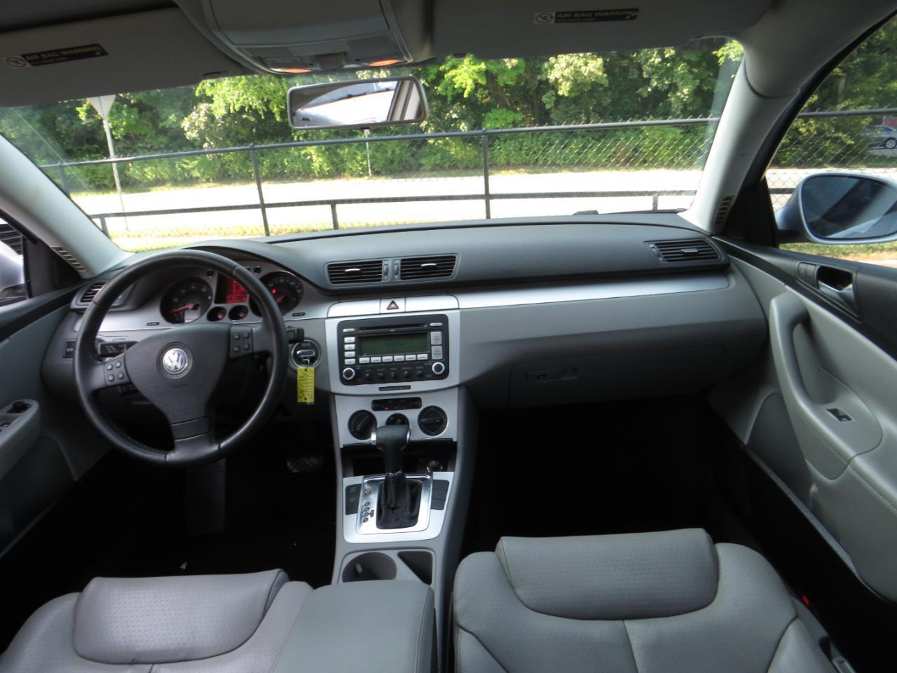 Volkswagen Passat Sedan 4dr Auto Komfort FWD 2009