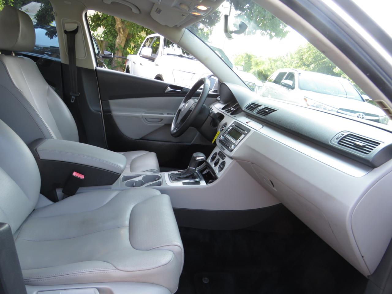 Volkswagen Passat Sedan 4dr Auto Komfort FWD 2009