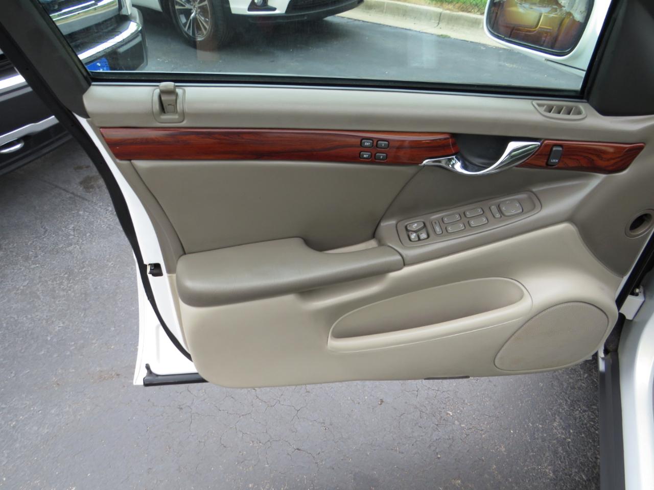 Cadillac DeVille 4dr Sdn 2004