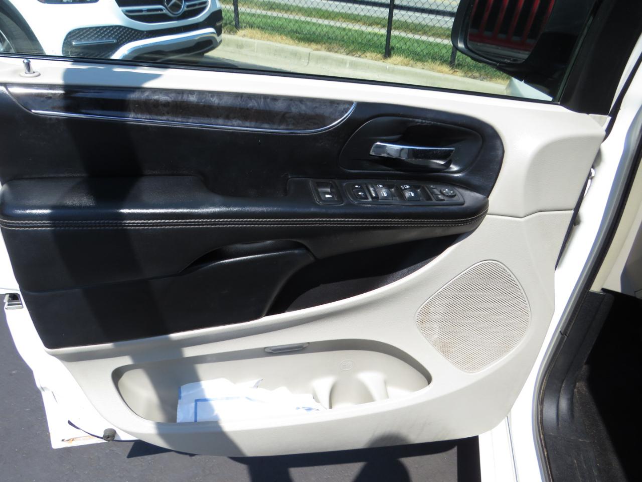 Chrysler Town & Country 4dr Wgn Touring 2012