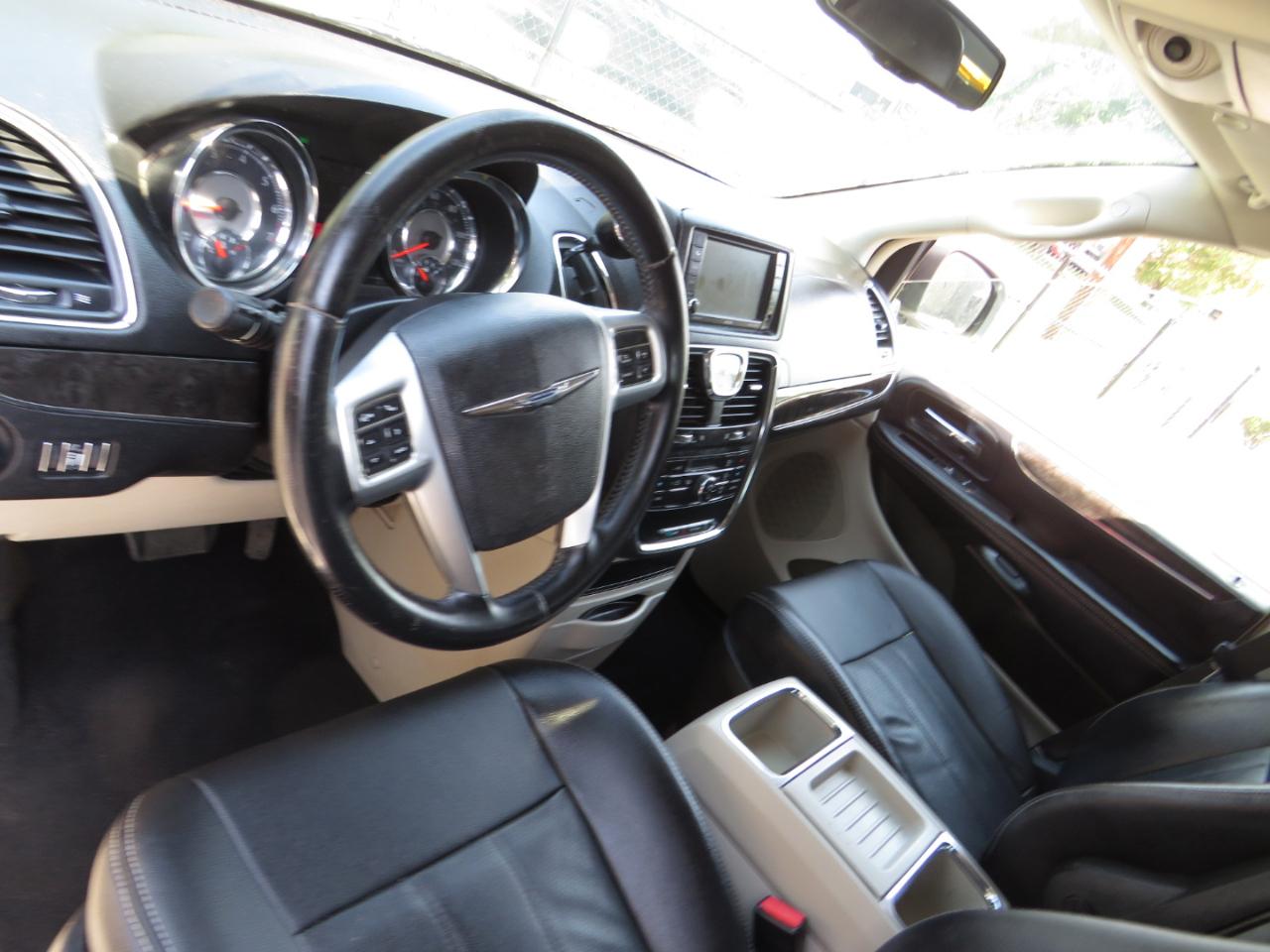 Chrysler Town & Country 4dr Wgn Touring 2012