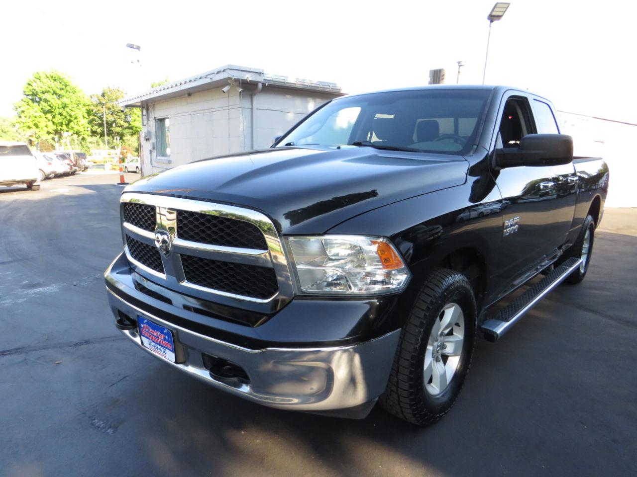 RAM 1500 4WD Quad Cab 140.5" SLT 2016