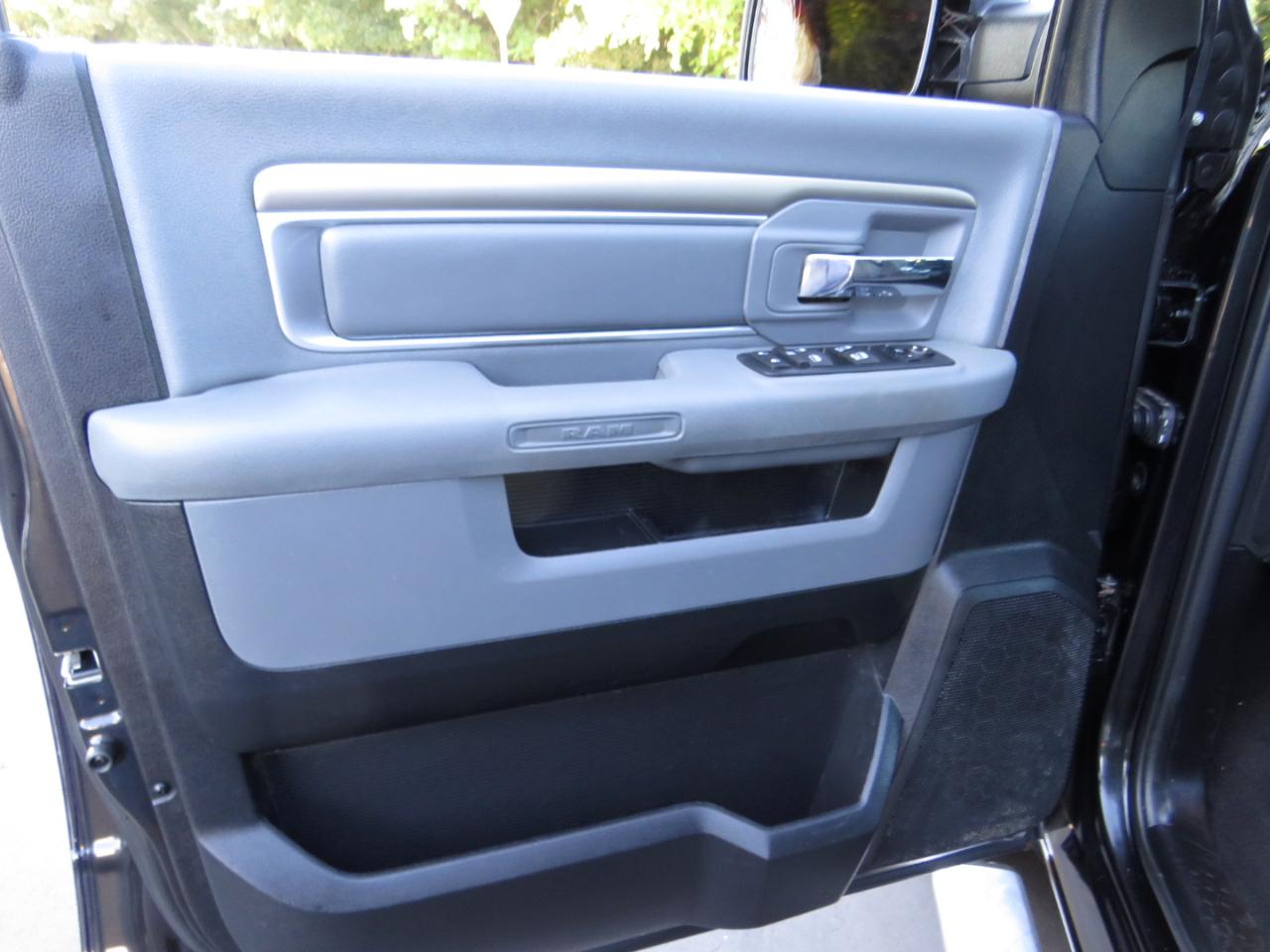 RAM 1500 4WD Quad Cab 140.5" SLT 2016