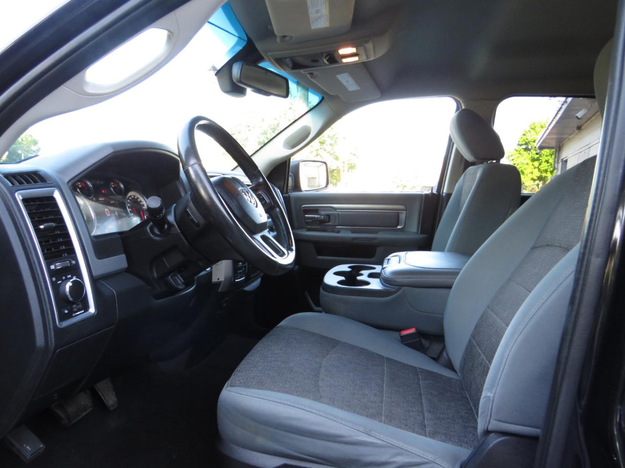 RAM 1500 4WD Quad Cab 140.5" SLT 2016