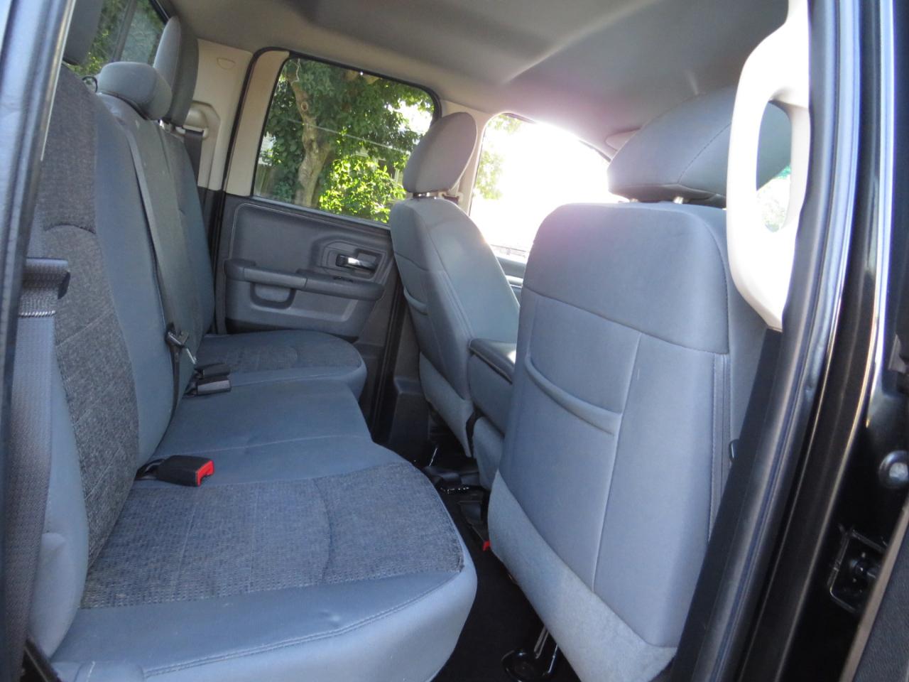 RAM 1500 4WD Quad Cab 140.5" SLT 2016