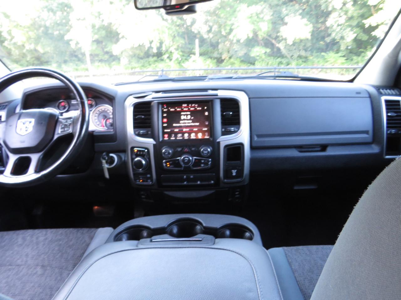 RAM 1500 4WD Quad Cab 140.5" SLT 2016