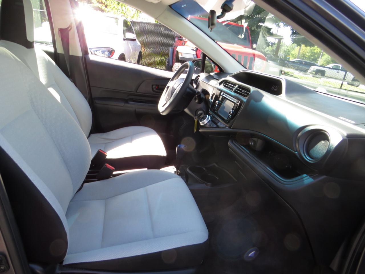 Toyota Prius c 5dr HB Three (Natl) 2015