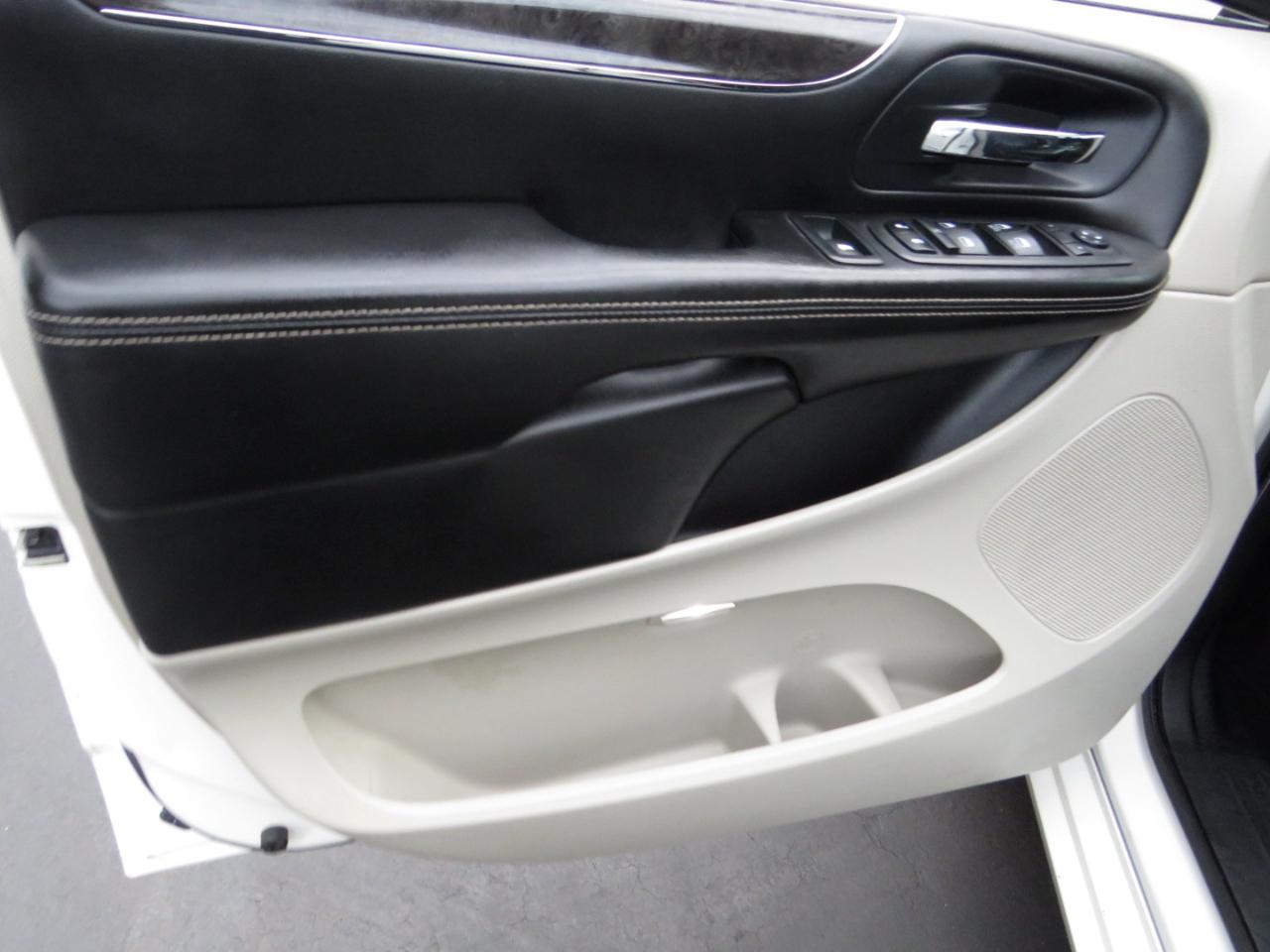 Chrysler Town & Country 4dr Wgn Touring-L 2013