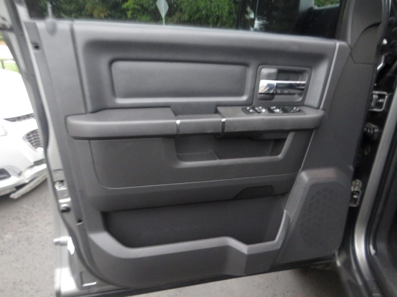 RAM 1500 4WD Crew Cab 140.5" Sport 2011