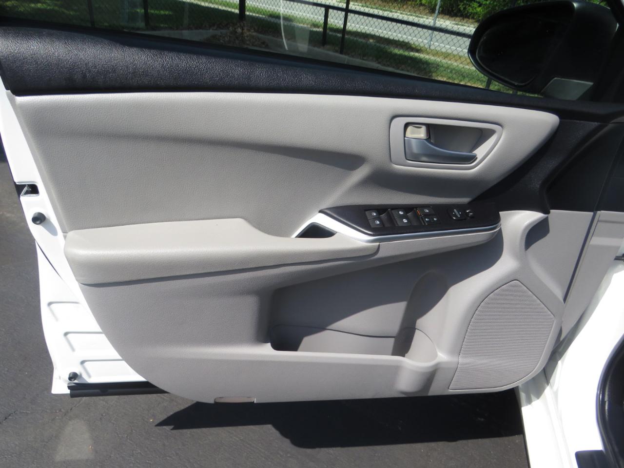 Toyota Camry 4dr Sdn I4 Auto XLE (Natl) 2015