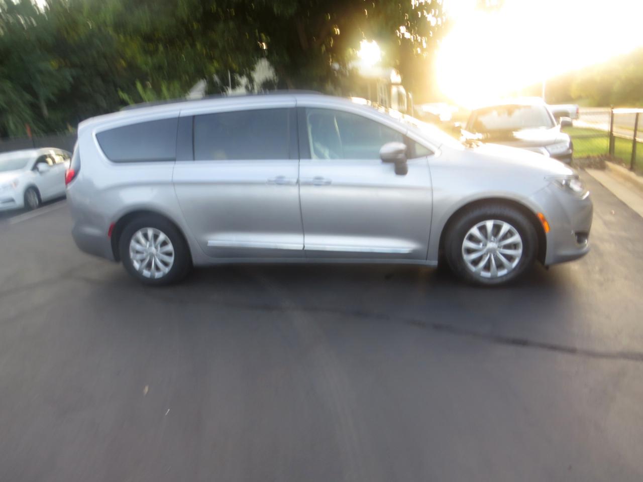 Chrysler Pacifica Touring-L FWD 2017