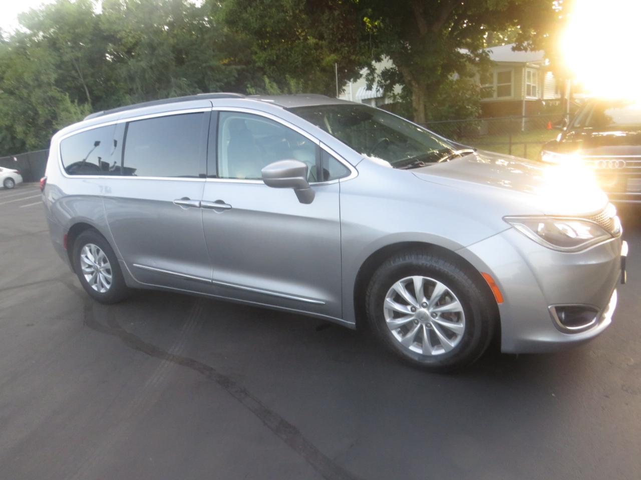 Chrysler Pacifica Touring-L FWD 2017