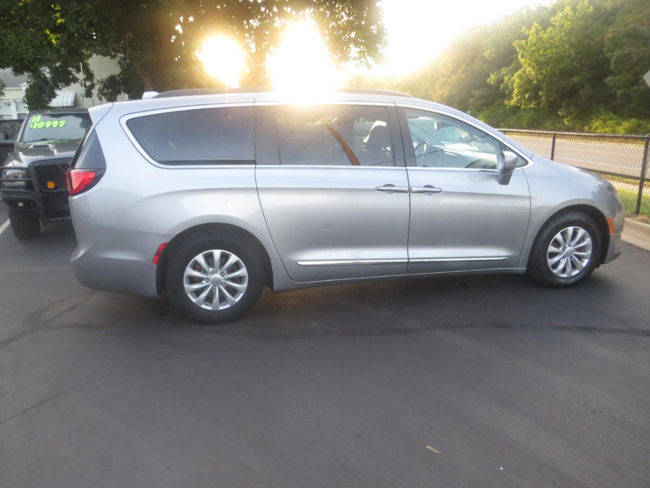 Chrysler Pacifica Touring-L FWD 2017