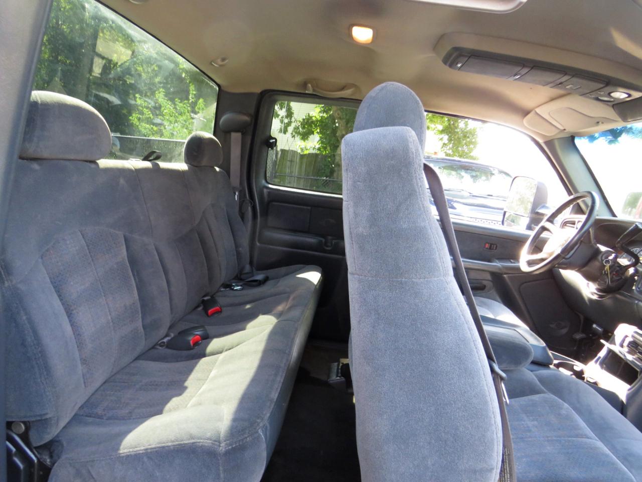 Chevrolet Silverado 1500 Ext Cab 143.5" WB 4WD LS 2001