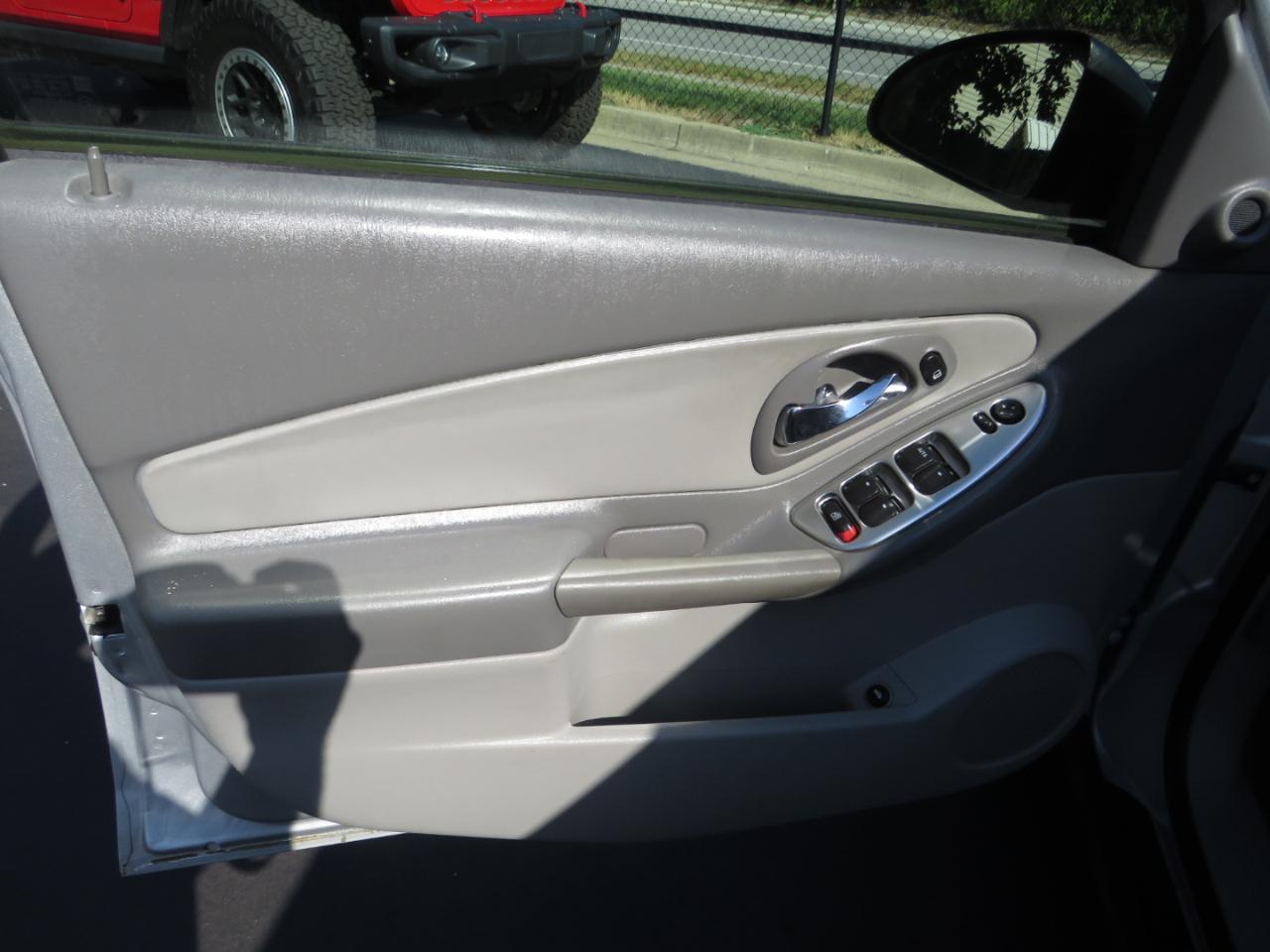 Chevrolet Malibu Maxx 4dr Sdn LT 2005