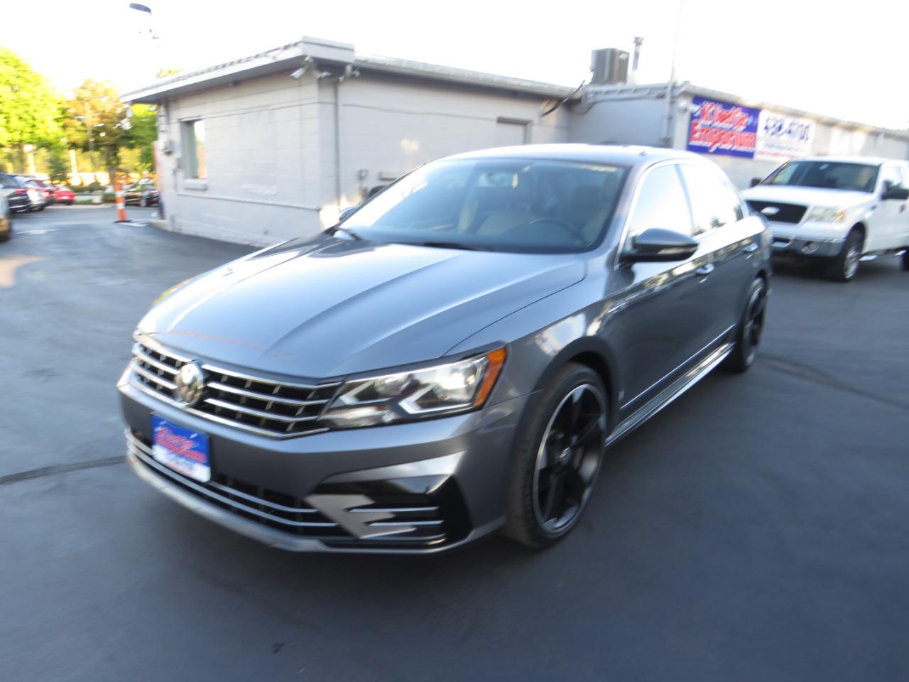 Volkswagen Passat R-Line w/Comfort Pkg Auto 2017