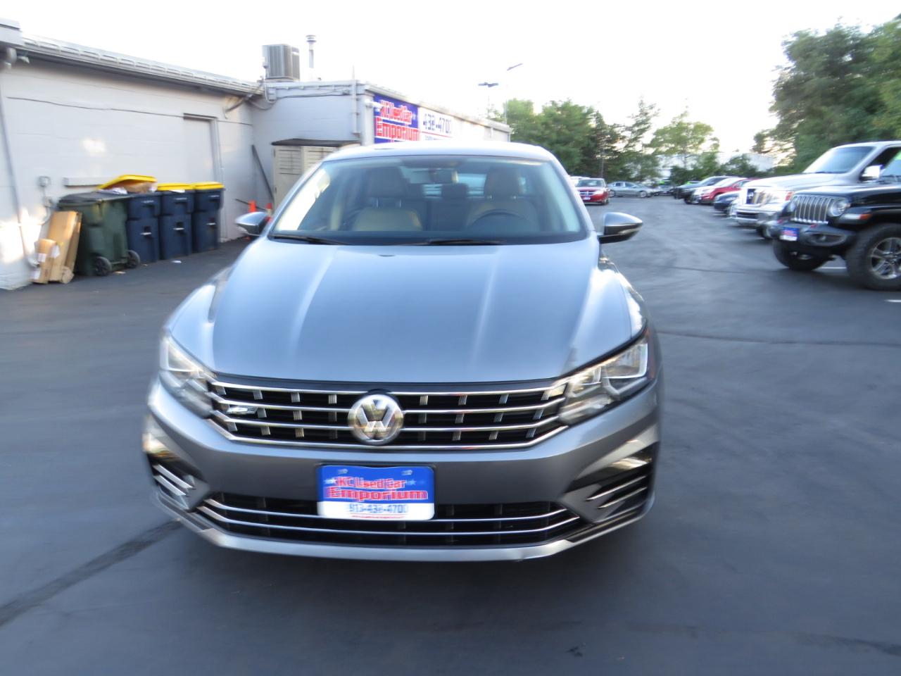 Volkswagen Passat R-Line w/Comfort Pkg Auto 2017