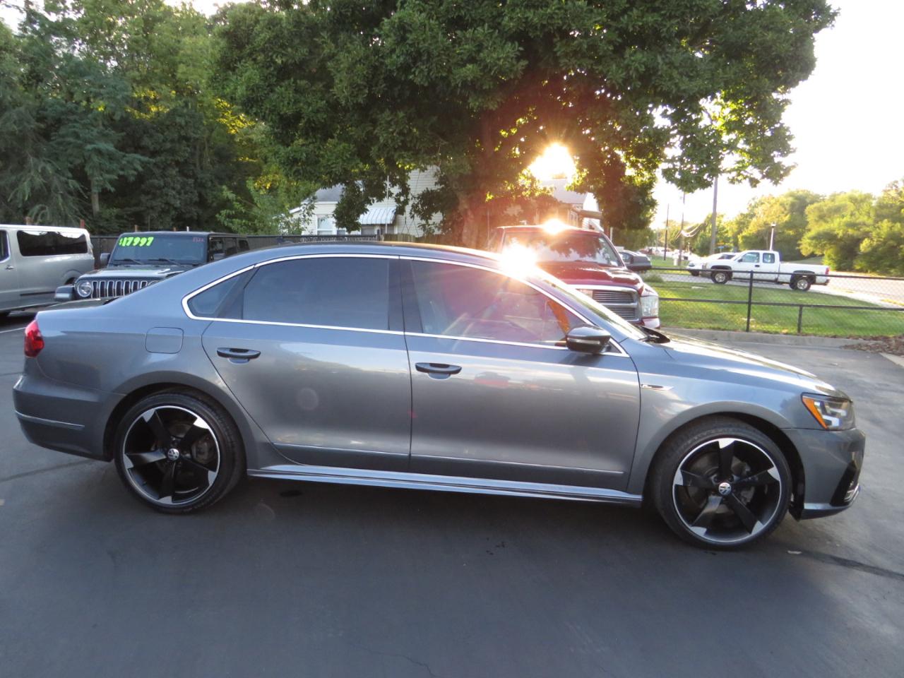 Volkswagen Passat R-Line w/Comfort Pkg Auto 2017