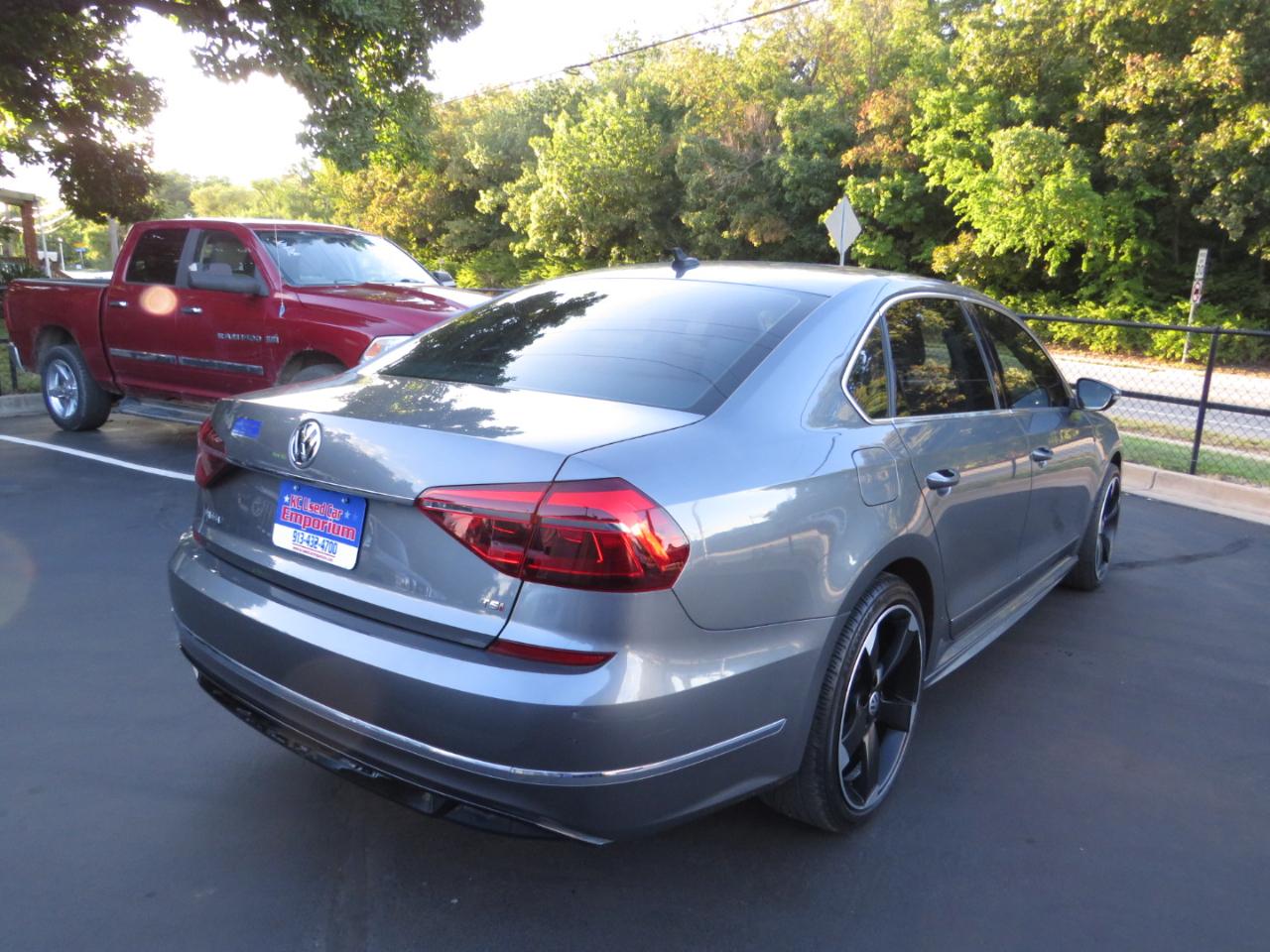 Volkswagen Passat R-Line w/Comfort Pkg Auto 2017