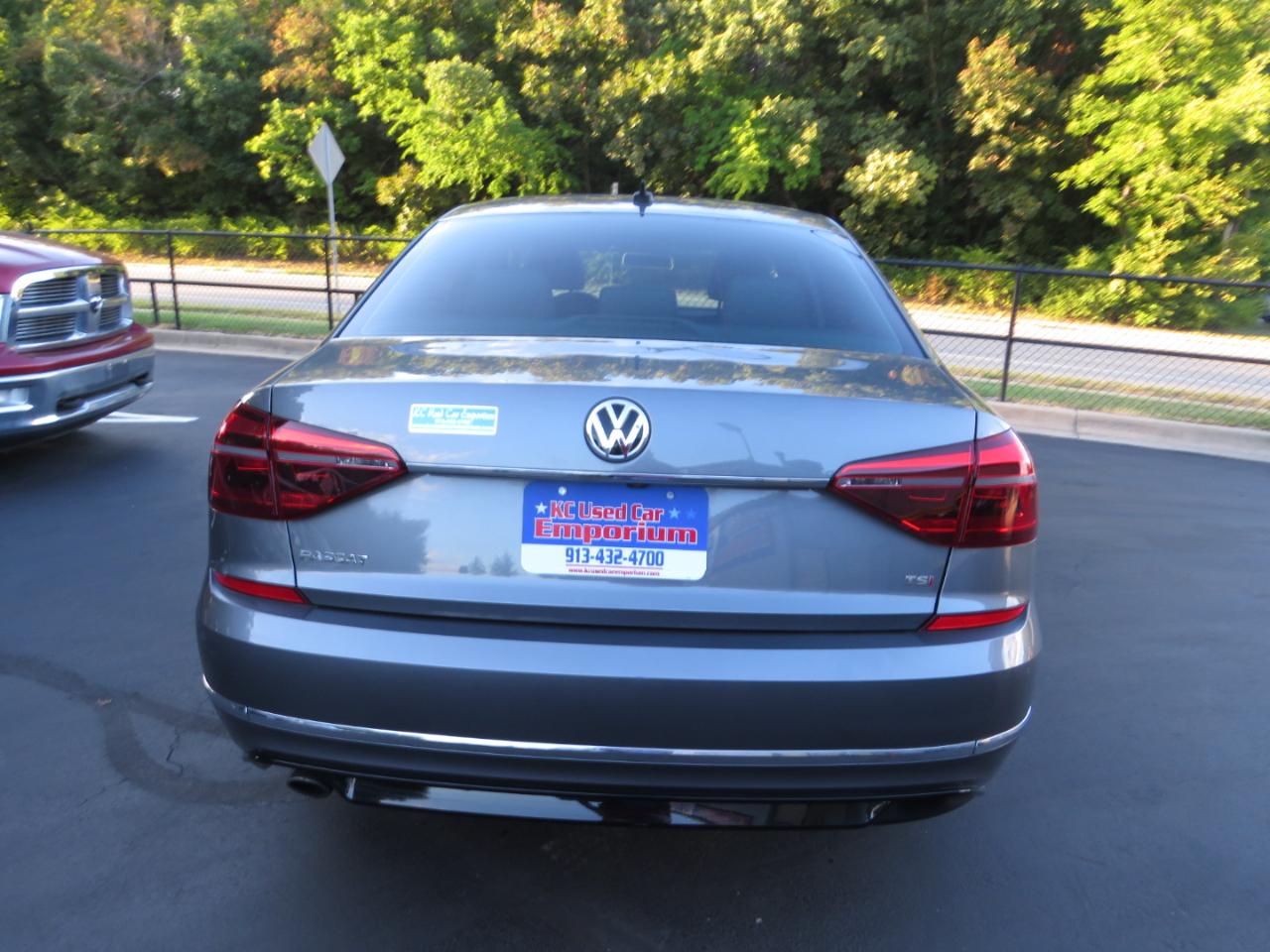 Volkswagen Passat R-Line w/Comfort Pkg Auto 2017