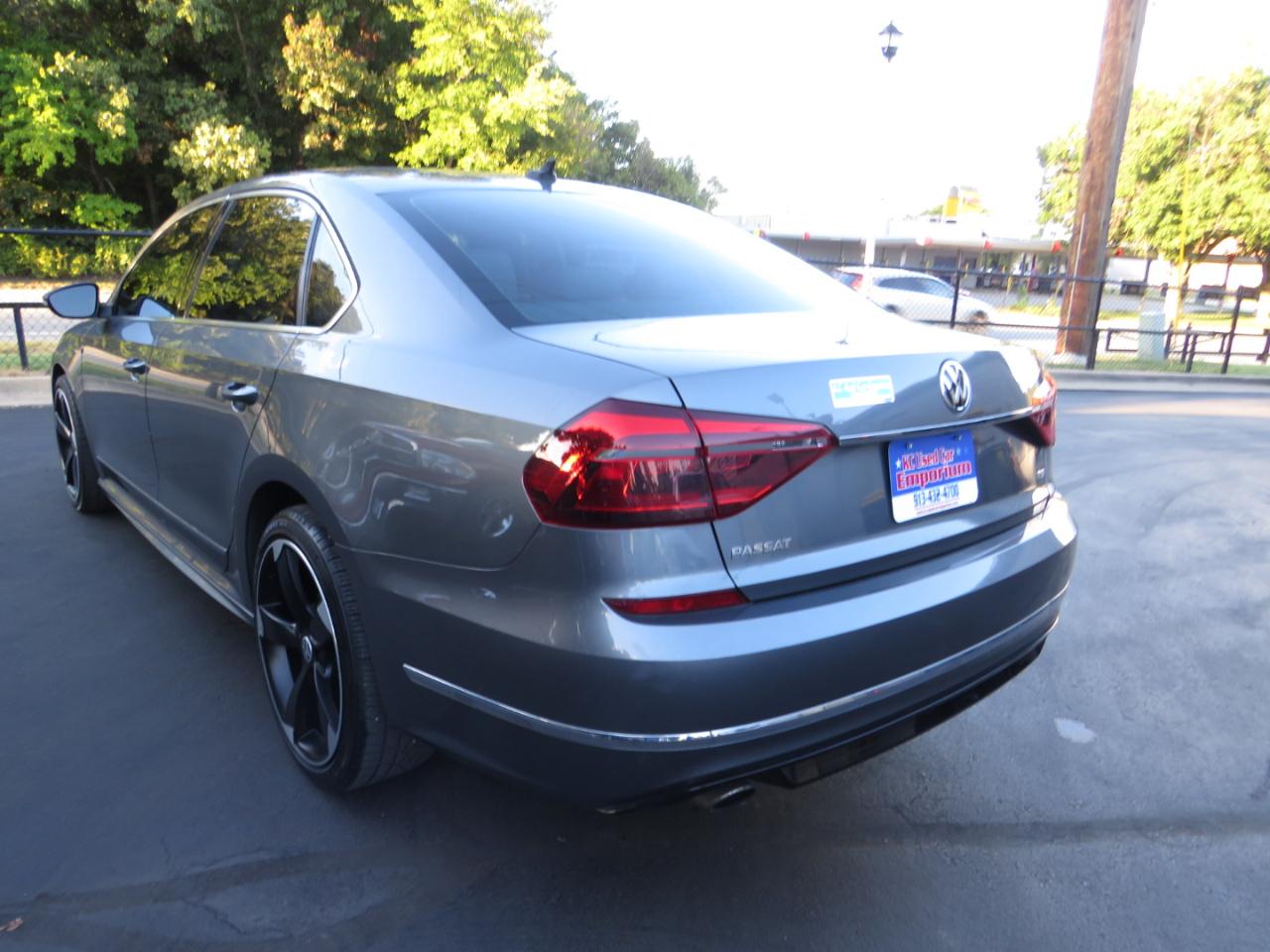 Volkswagen Passat R-Line w/Comfort Pkg Auto 2017