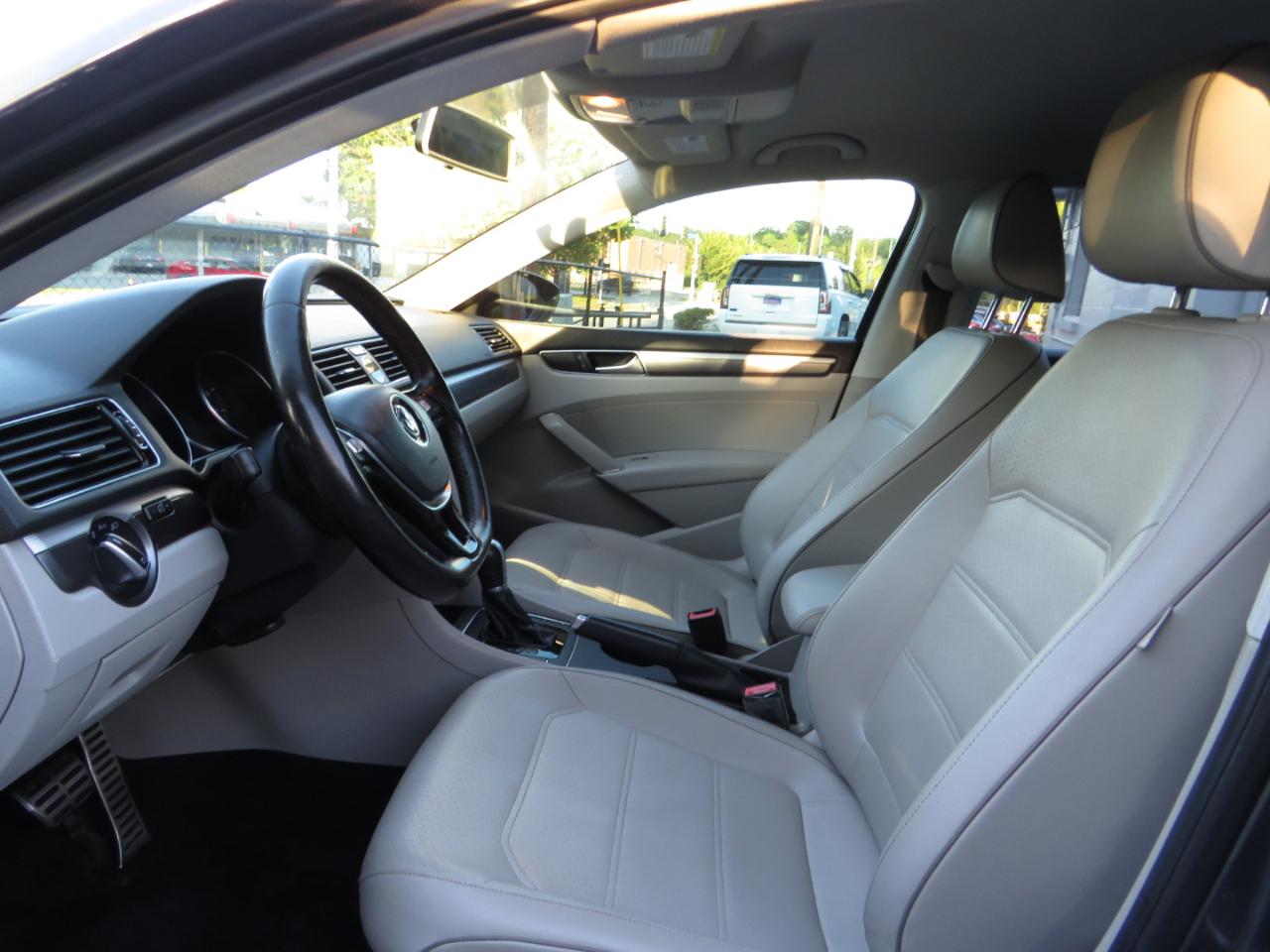 Volkswagen Passat R-Line w/Comfort Pkg Auto 2017