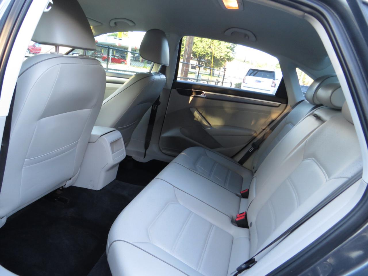 Volkswagen Passat R-Line w/Comfort Pkg Auto 2017