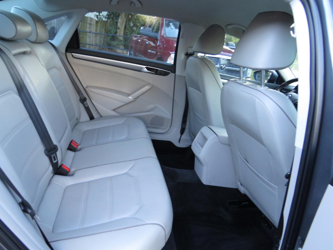 Volkswagen Passat R-Line w/Comfort Pkg Auto 2017
