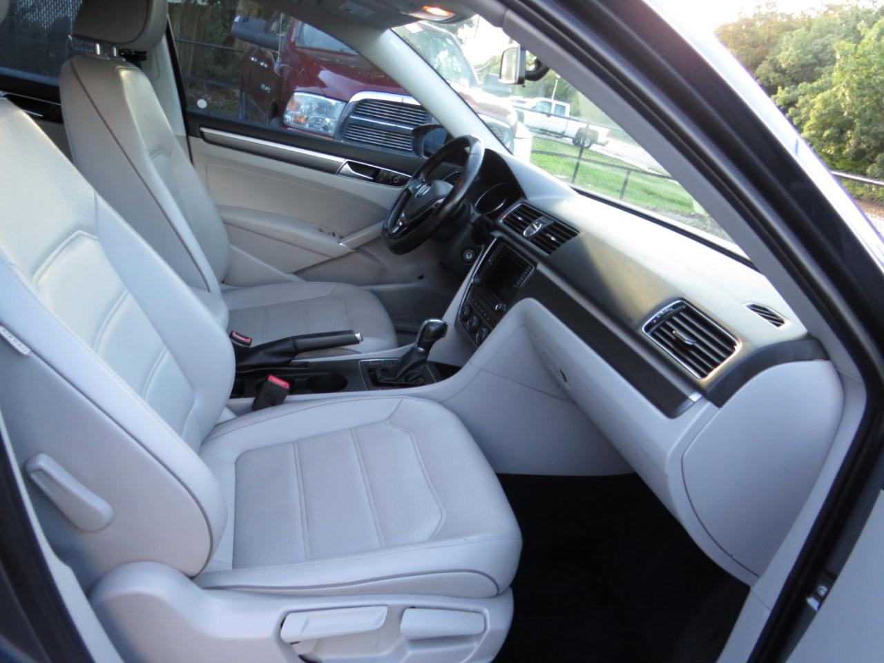 Volkswagen Passat R-Line w/Comfort Pkg Auto 2017