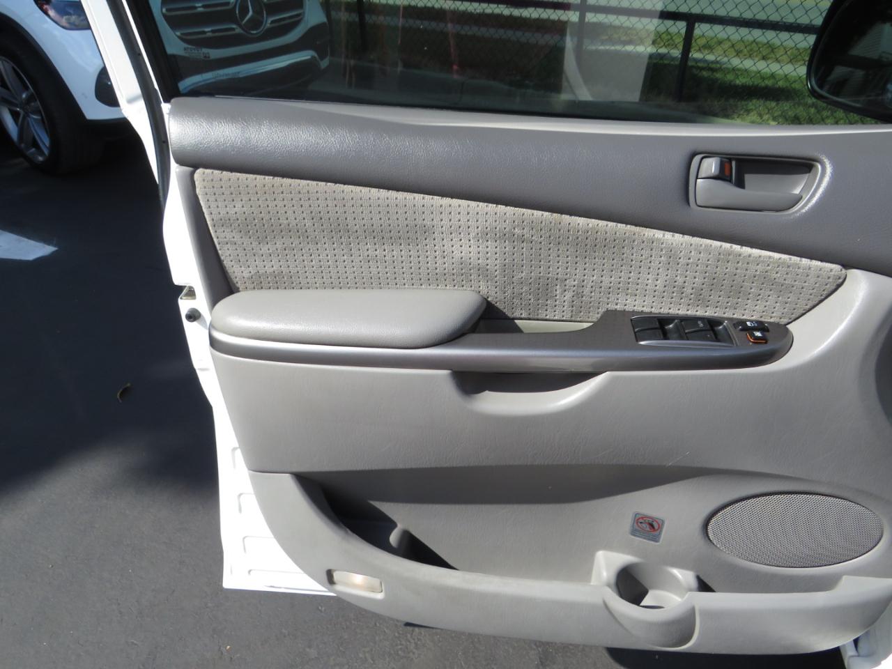 Toyota Sienna 5dr 7-Pass Van CE FWD (Natl) 2008