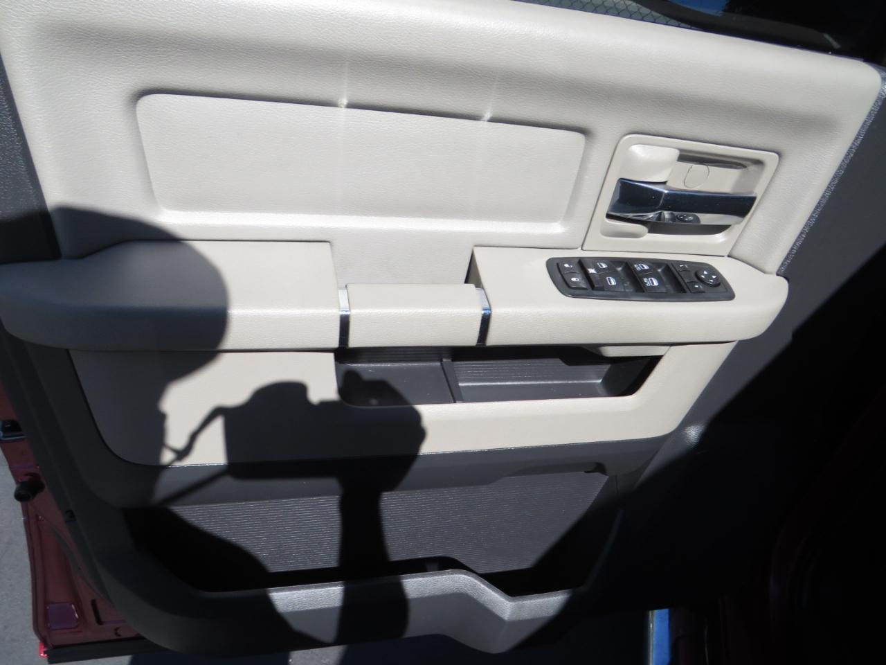 RAM 1500 4WD Quad Cab 140.5" Big Horn 2012