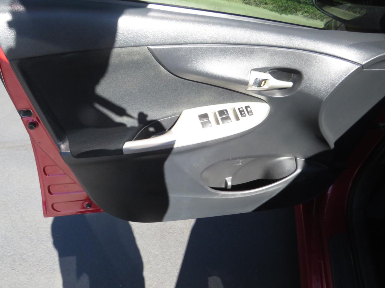 Toyota Corolla 4dr Sdn Auto LE Special Edition (Natl) 2013