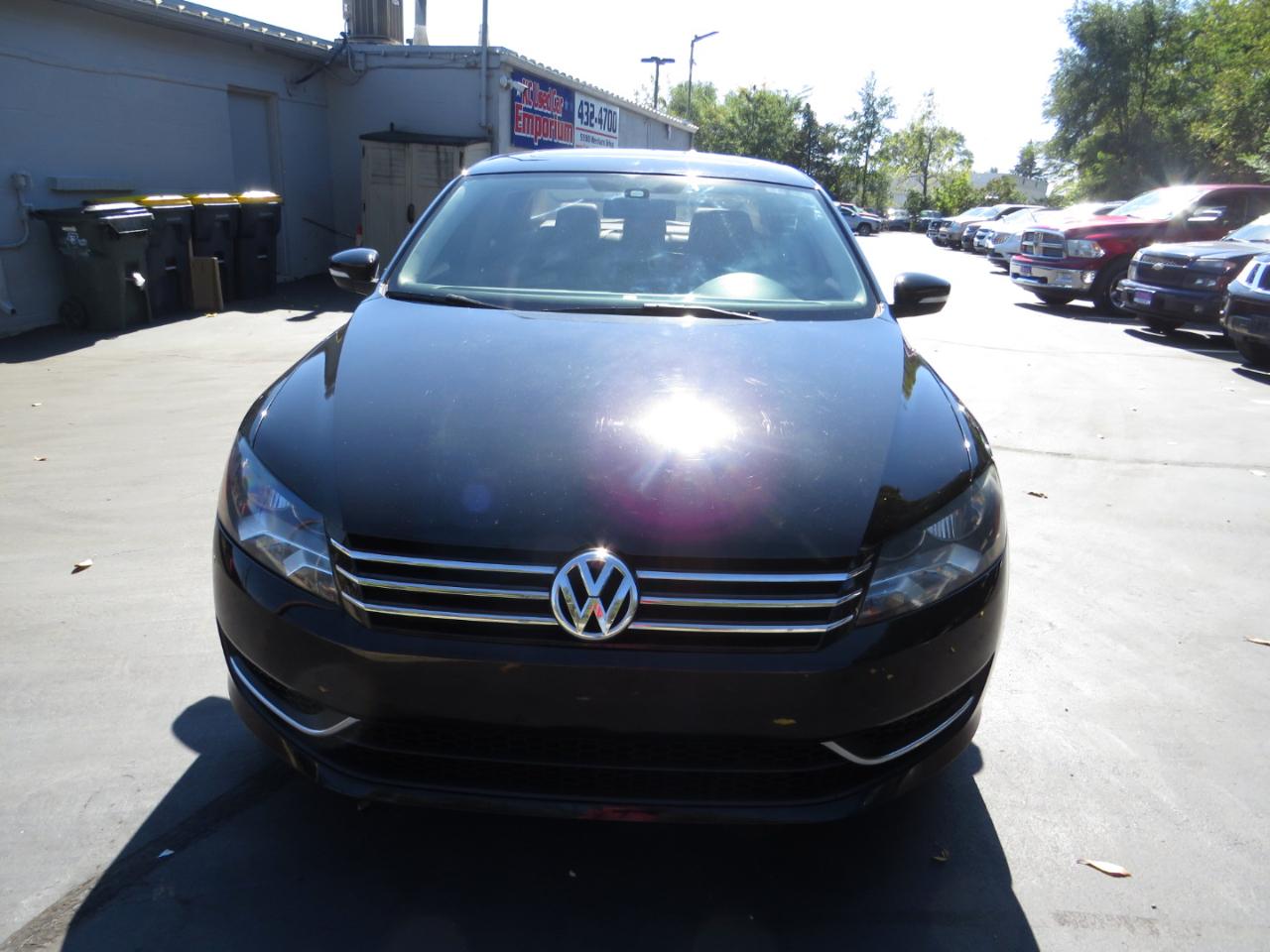 Volkswagen Passat 4dr Sdn 1.8T Auto SE w/Sunroof & Nav 2014