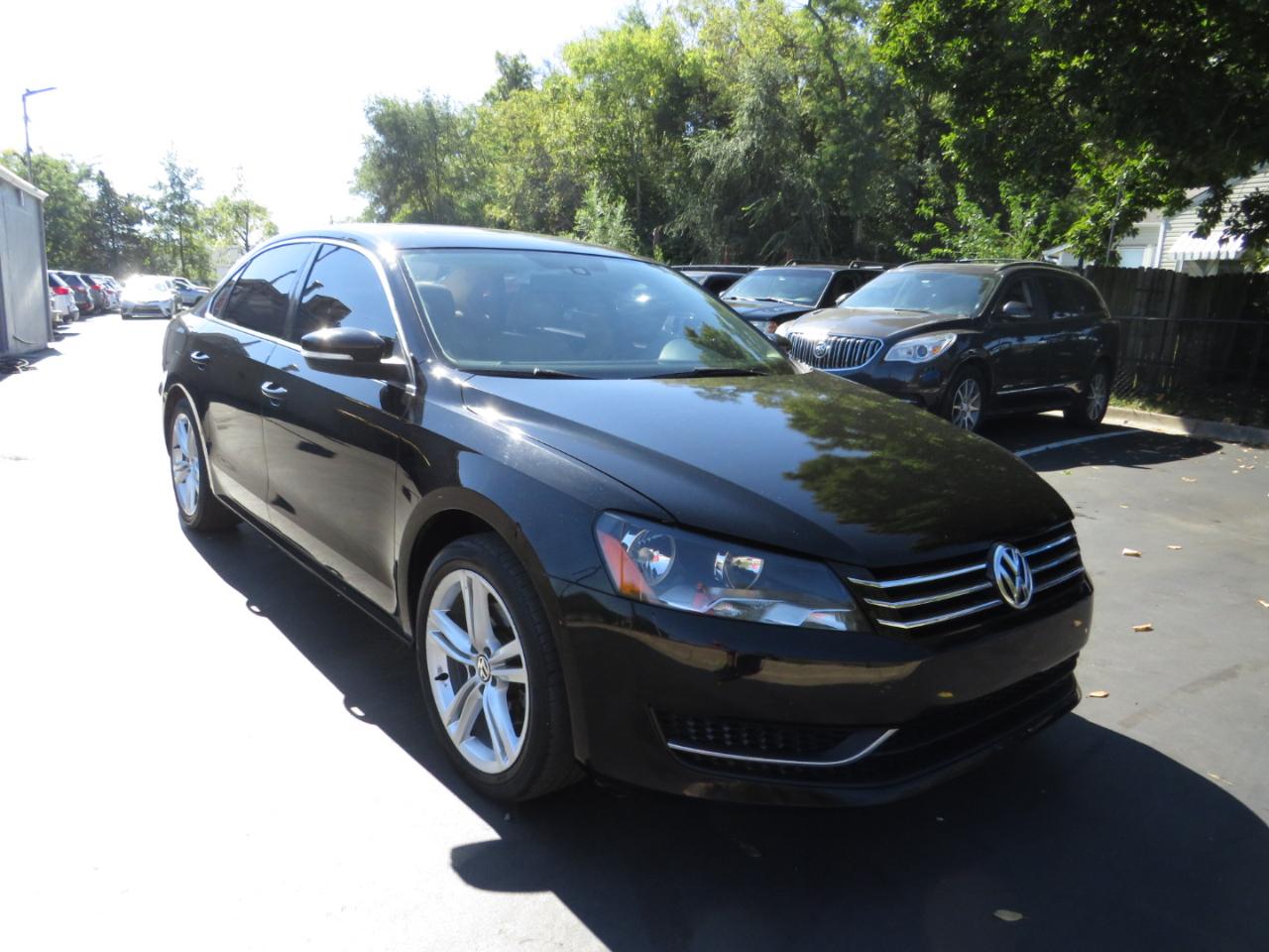 Volkswagen Passat 4dr Sdn 1.8T Auto SE w/Sunroof & Nav 2014