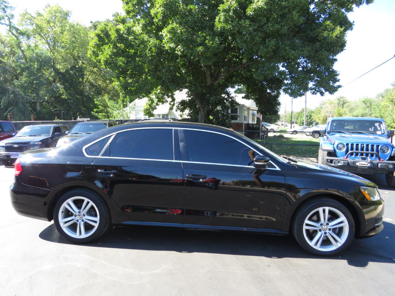 Volkswagen Passat 4dr Sdn 1.8T Auto SE w/Sunroof & Nav 2014